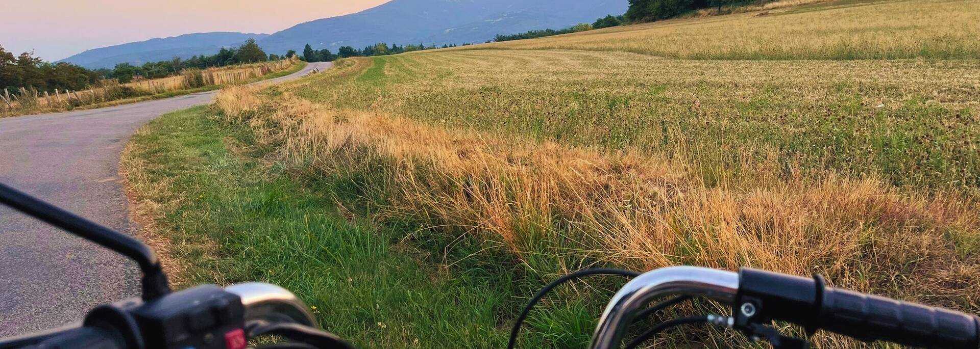 Balade retro en mobylette vintage sur les routes du Pilat avec l'Echapée Brelle