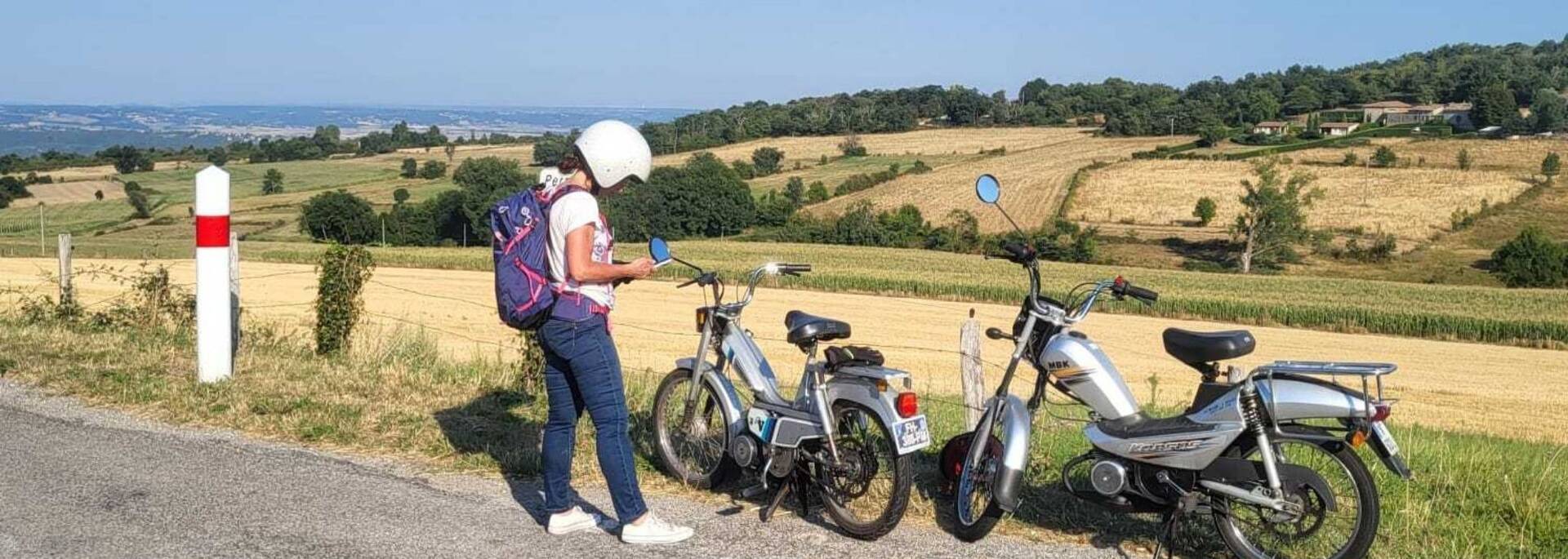 Balade retro en mobylette vintage sur les routes du Pilat avec l'Echapée Brelle
