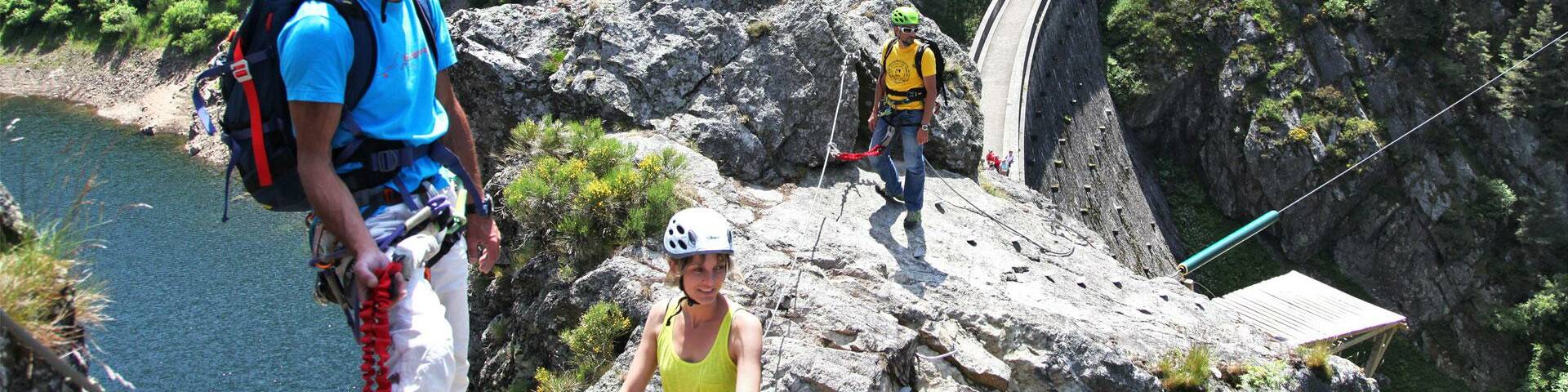 Itinéraire sportif situé sur une paroi rocheuse équipée d’un câble et composé de différents éléments: échelles, passerelles, poutres, pont de singe et tyrolienne de 200m. Accessible à partir de 1m40 