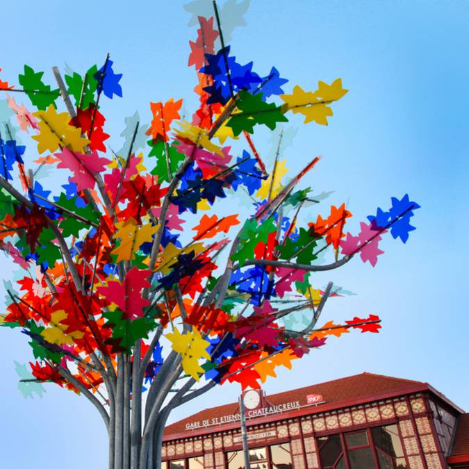 Arbre multicolor Châteaucreux_©Saint-Etienne Tourisme & Congrès_Magali Stora