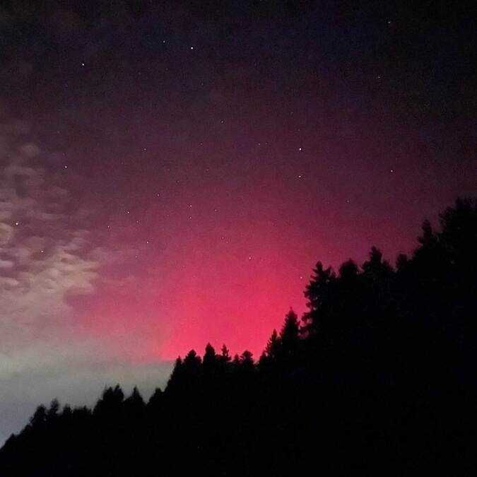 Aurore_boreale_visible_au_dessus_du_Pilat